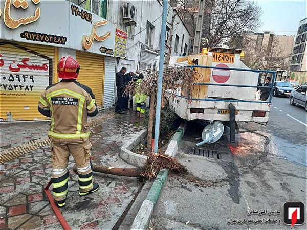برخورد کامیونت با مغازه های خیابان دولت در تهران (+تصاویر) برخورد کامیونت با مغازه های خیابان دولت در تهران (+تصاویر)