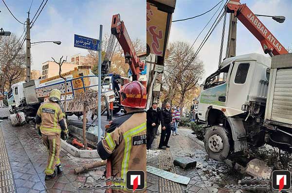 برخورد کامیونت با مغازه های خیابان دولت در تهران (+تصاویر) برخورد کامیونت با مغازه های خیابان دولت در تهران (+تصاویر)
