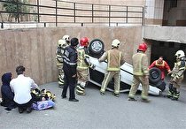 نجات نوزاد ۵ ماهه پس از سقوط پراید در پارکینگ