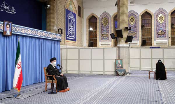 دیدار دستاندرکاران مراسم سالگرد شهادت حاج قاسم سلیمانی و خانواده شهید سلیمانی با رهبر انقلاب (+عکس) دیدار دستاندرکاران مراسم سالگرد شهادت حاج قاسم سلیمانی و خانواده شهید سلیمانی با رهبر انقلاب (+عکس)