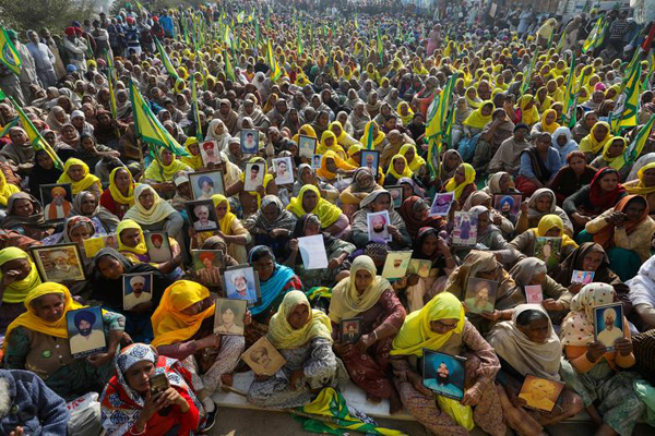 تجمع همسران کشاورزان هندی / بدترین ماموریت دنیا  (تصاویر)