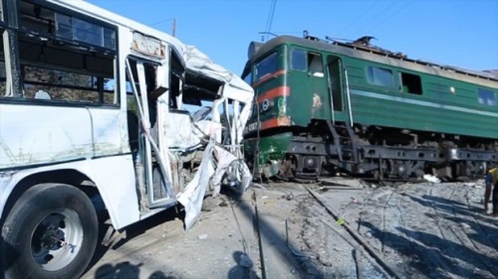 در حادثه برخورد اتوبوس مسافربری با قطار در بنگلادش تا کنون دستکم ۱۲ نفر جان خود را از دست داده و شش نفر زخمی شده اند.