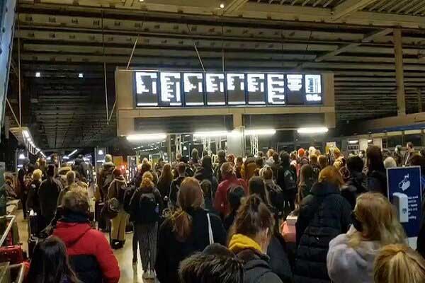 پلیس انگلیس برای جلوگیری از خروج مردم از لندن دست به کار شد (+عکس) پلیس انگلیس برای جلوگیری از خروج مردم از لندن دست به کار شد (+عکس)