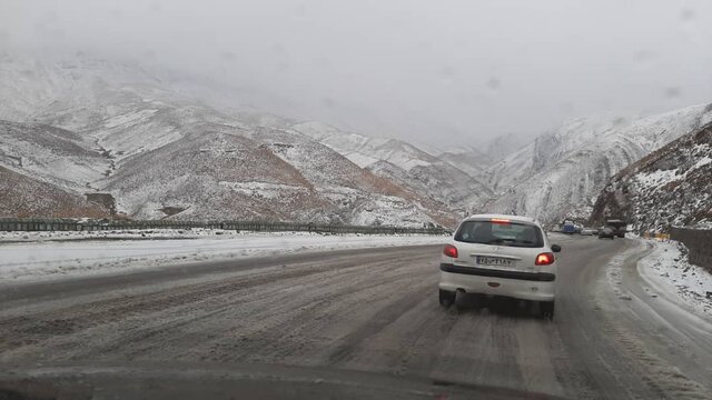 بارش برف و باران در محورهای ۱۳ استان بارش برف و باران در محورهای ۱۳ استان