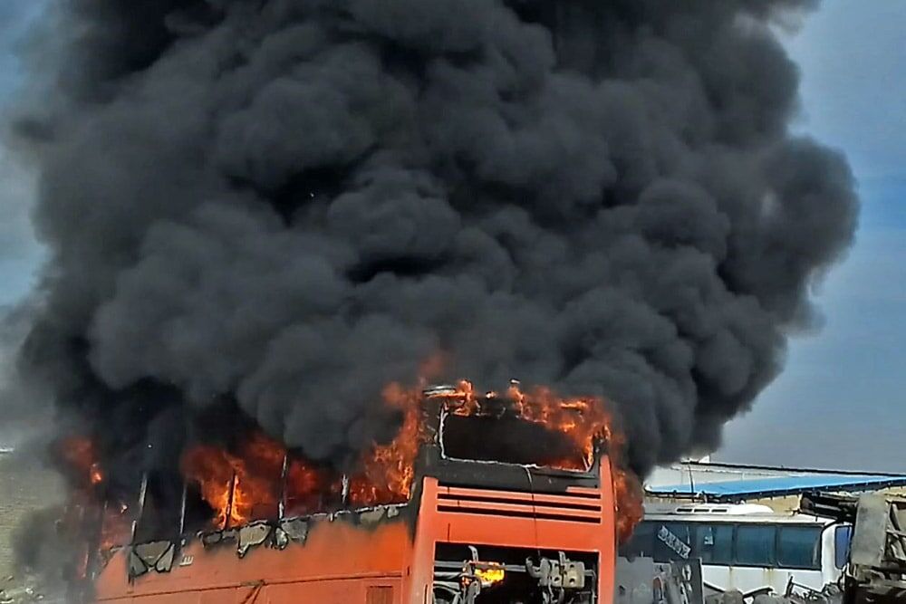 اتوبوسی در مشهد به طور کامل در آتش سوخت