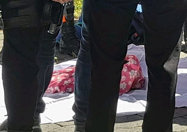 مادر ۱۸ ساله نوزادش را به کانال آب پرت کرد تا بمیرد