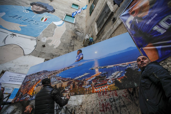 گریه برای یک گور دسته جمعی / تظاهرات با اسباب بازی پلاستیکی (تصاویر)