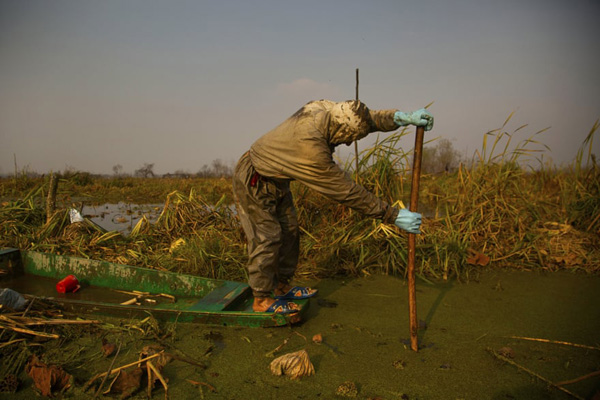 گریه برای یک گور دسته جمعی / تظاهرات با اسباب بازی پلاستیکی (تصاویر)