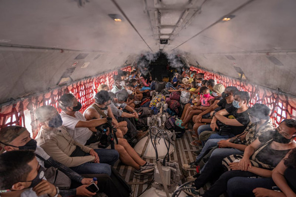 گریه برای یک گور دسته جمعی / تظاهرات با اسباب بازی پلاستیکی (تصاویر)