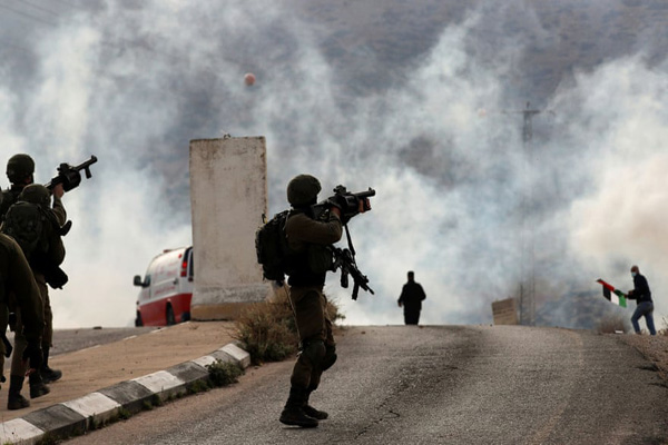 گریه برای یک گور دسته جمعی / تظاهرات با اسباب بازی پلاستیکی (تصاویر)