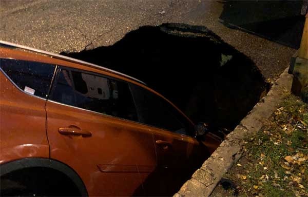 گودال خیابان خودرو را بلعید! (+تصاویر) گودال خیابان خودرو را بلعید! (+تصاویر)