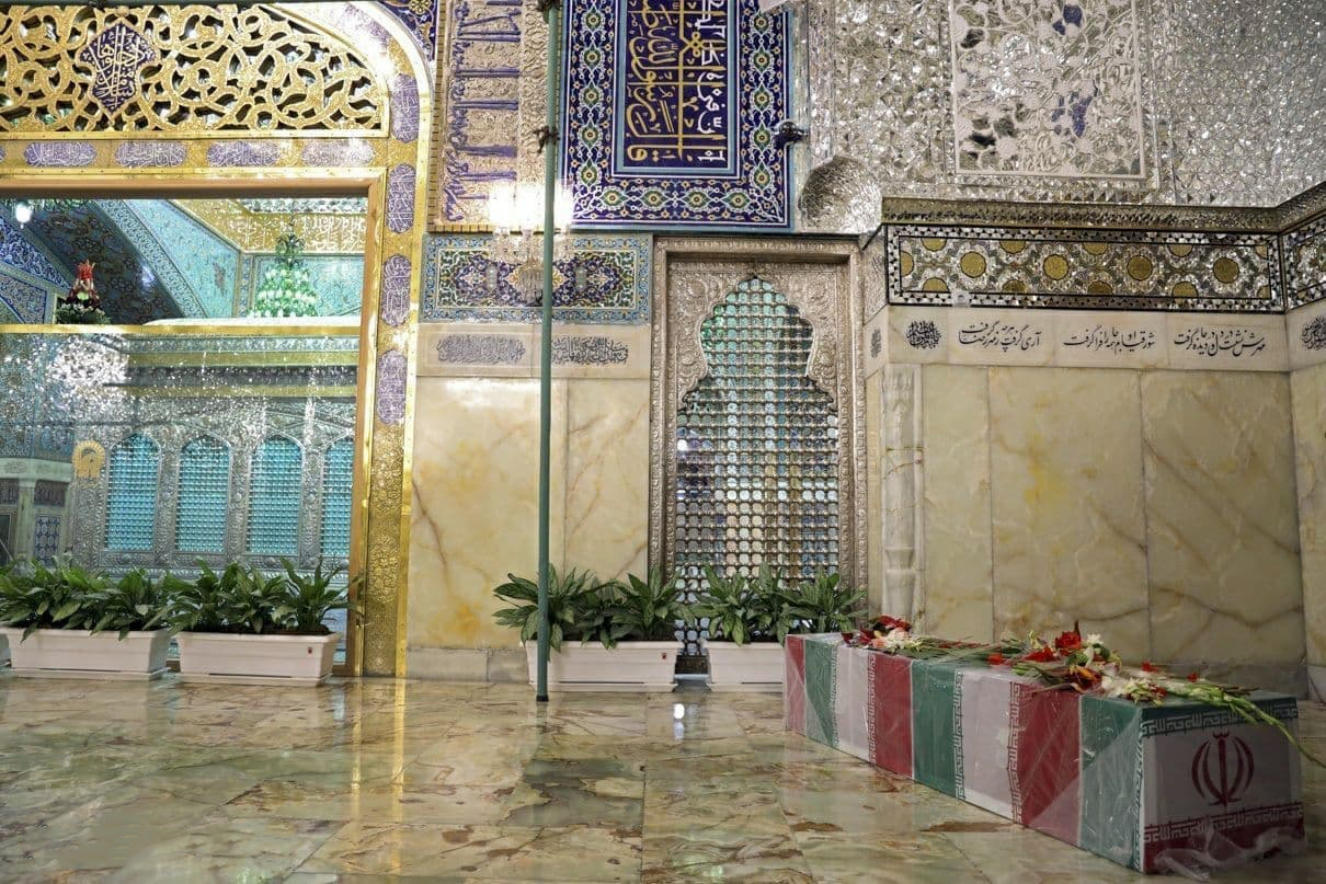 وداع با پیکر شهید فخریزاده در حرم مطهر حضرت امام رضا (ع) وداع با پیکر شهید فخریزاده در حرم مطهر حضرت امام رضا (ع)