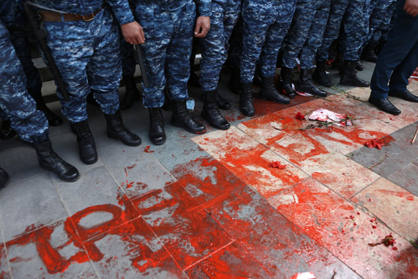 صف دریافت پول / آتش در خیابان های بلفاست (گزارش تصویری) صف دریافت پول / آتش در خیابان های بلفاست (گزارش تصویری)