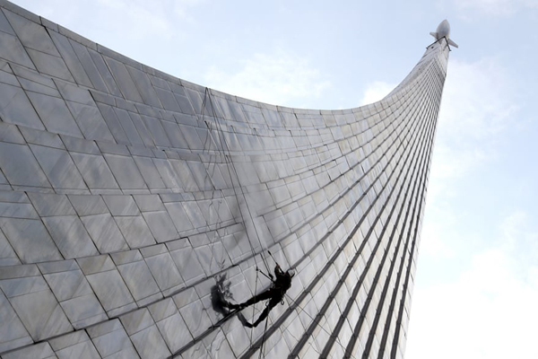 صف دریافت پول / آتش در خیابان های بلفاست (گزارش تصویری) صف دریافت پول / آتش در خیابان های بلفاست (گزارش تصویری)