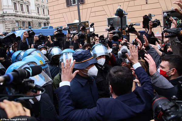 عاصیان محدودیت های کرونایی به خیابان های رم ریختند (تصاویر)