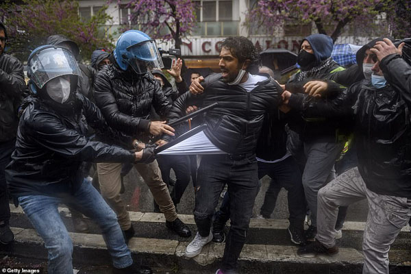 عاصیان محدودیت های کرونایی به خیابان های رم ریختند (تصاویر) عاصیان محدودیت های کرونایی به خیابان های رم ریختند (تصاویر)