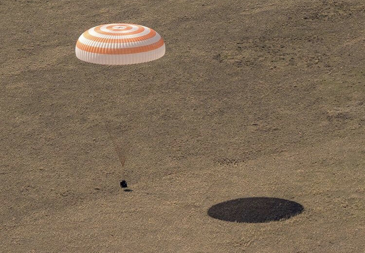 ۳ فضانورد در قزاقستان فرود آمدند +عکس