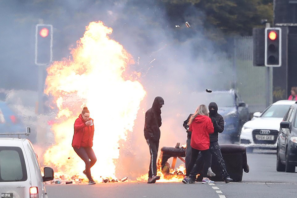 ادامه ناآرامی های شدید در ایرلند / غوغا در بروکلین (گزارش تصویری) ادامه ناآرامی های شدید در ایرلند / غوغا در بروکلین (گزارش تصویری)