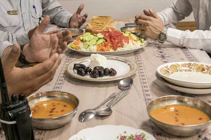 یک متخصص تغذیه بالینی به بایدها و نبایدهای رژیم غذایی در ماه مبارک رمضان اشاره کرد و در مورد خوردنی‌ های افطار و سحر، توضیحاتی ارائه داد.
