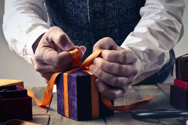 هدیه کاری چی بگیریم؟ به همراه ایده‌های جذاب و متفاوت