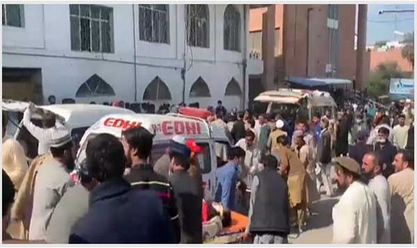 انفجار در مراسم نماز جمعه شیعیان پیشاور پاکستان (+عکس) انفجار در مراسم نماز جمعه شیعیان پیشاور پاکستان (+عکس)