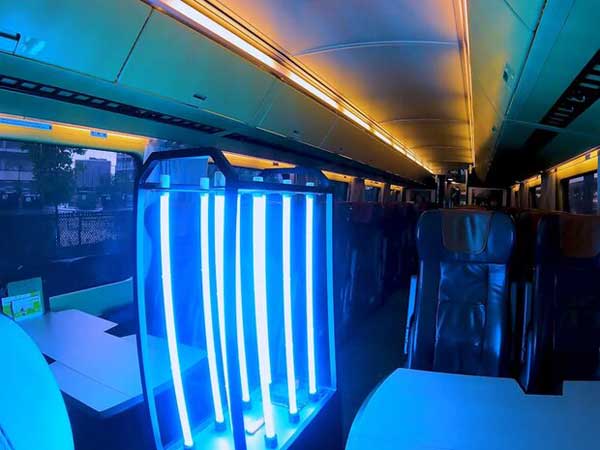 رباتی که ویروس کرونا را از هواپیما پاک می کند (+عکس) رباتی که ویروس کرونا را از هواپیما پاک می کند (+عکس)