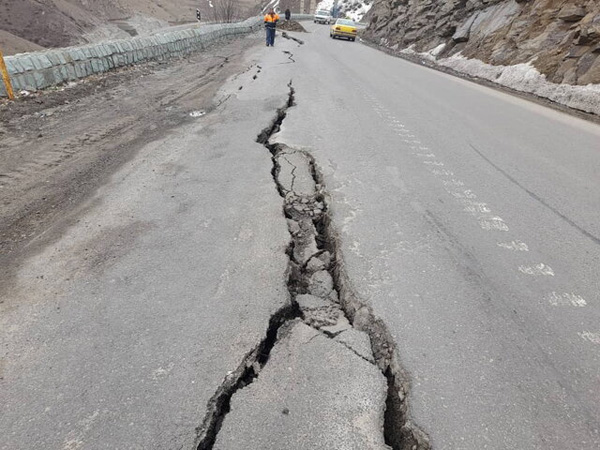 رانش زمین محور چالوس را بست (+عکس) رانش زمین محور چالوس را بست (+عکس)