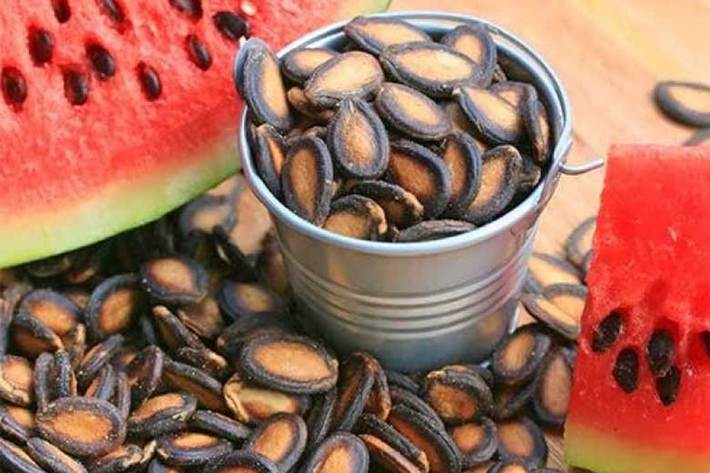 با مصرف دانه های یک میوه آبدار و محبوب تابستانی می‌توانید به سلامت استخوان‌ها و کنترل فشار خونتان کمک کنید.