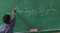 معلمی که از روی تخت بیمارستان به دانش آموزان درس داد/ دیکته ایثار (+عکس)
