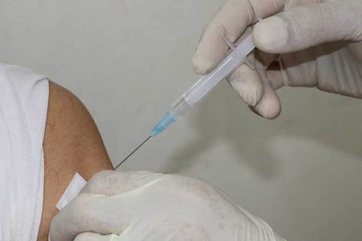 رئیس مرکز تحقیقات سرطان دانشگاه علوم پزشکی شهید بهشتی با اشاره به پرسش های مکرر گفت که همه افرادی که سابقه بیماری سرطان دارند و درمان های اصلی را دریافت کردند، می توانند واکسن کرونا را بزنند.