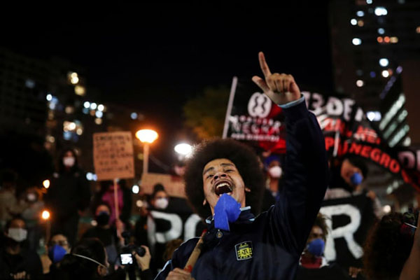 این فیل را صاعقه کشت / چشم در چشم با یک کوسه خوفناک و غول پیکر (گزارش تصویری) این فیل را صاعقه کشت / چشم در چشم با یک کوسه خوفناک و غول پیکر (گزارش تصویری)