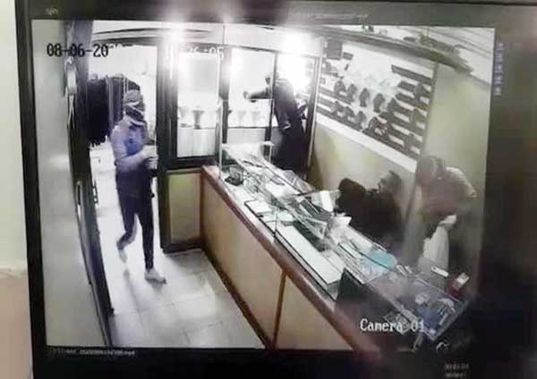 20 میلیارد طلا را باد برد (+تصاویر) 20 میلیارد طلا را باد برد (+تصاویر)