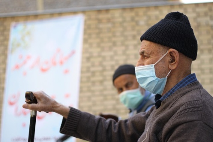 مدیر سلامت جمعیت خانواده و مدارس دانشگاه علوم پزشکی مشهد گفت: تاکنون ۴۲ درصد از سالمندان بالای ۸۰ سال در مناطق زیر پوشش این دانشگاه در خراسان رضوی واکسن کرونا دریافت کرده اند.