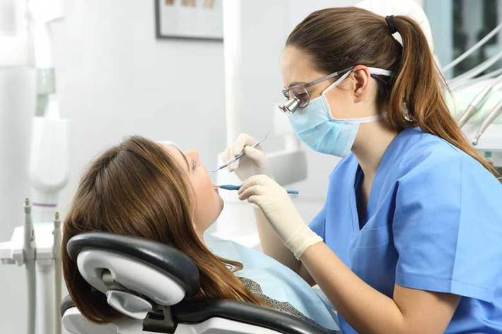 طی یک سال گذشته بسیاری از فعالیت ها به دلیل شیوع ویروس کرونا به طور کامل تعطیل شدند که دندانپزشکی یکی از آن ها بوده و مردم از ترس ابتلا به کرونا به این مراکز مراجعه نمی کردند. مطالعات جدید نشان می دهد خطر ابتلا به کرونا از این طریق بسیار اندک است.