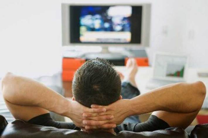 بسیاری از افراد معتقدند خوابیدن با تلویزیون روشن به آنها کمک می کند تا بخوابند. با این حال، کارشناسان به اتفاق تاکید دارند که این، ایده خوبی نیست.
