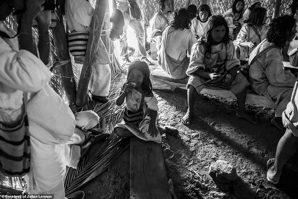 مردمان قبیله‌ دور افتاده ای که باور دارند غربی ها خطرناک هستند (تصاویر)