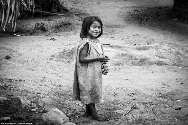 مردمان قبیله‌ دور افتاده ای که باور دارند غربی ها خطرناک هستند (تصاویر)