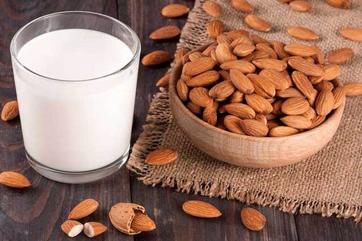 شیر منبع کاملا غنی شده از کلسیم است وجود آن در برنامه غذایی ضروری است اما خوردن آن با خوراکی هایی مانند بادام،موز و... خواص آن را چند برابر می کند.