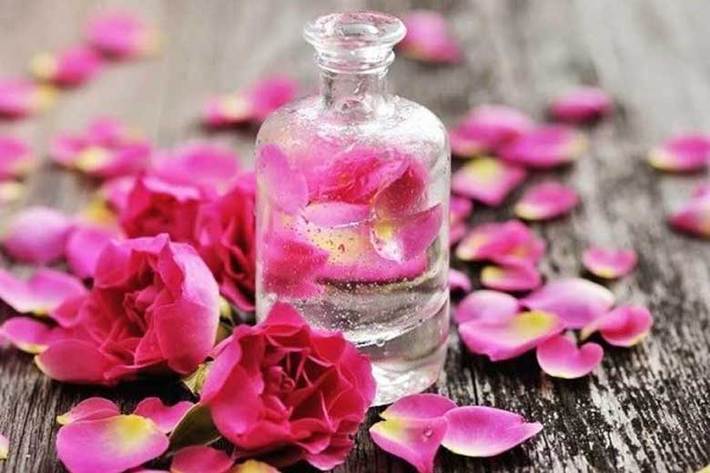 گلاب خواص زیادی دارد که تاکنون در مورد آنها صحبت شده، یکی از مهم ترین مزیت های گلاب مصرف آن در تابستان است.