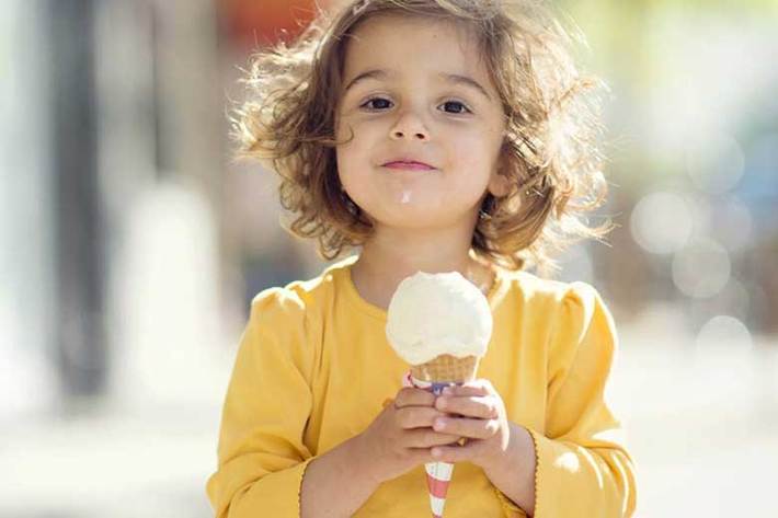 بستنی از دسته خوراکی های خوش طعمی است که همه بزرگسالان و کودکان نسبت به آن علاقه دارند اما مصرف زیاد بستنی خطرات و عوارضی را برای کودکان به همراه دارد.