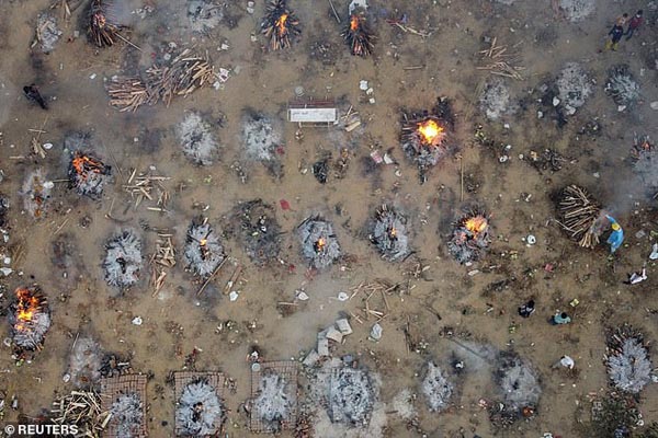 فاجعه انسانی در هند / صف سوزاندن جنازه طویلتر شد (تصاویر) فاجعه انسانی در هند / صف سوزاندن جنازه طویلتر شد (تصاویر)