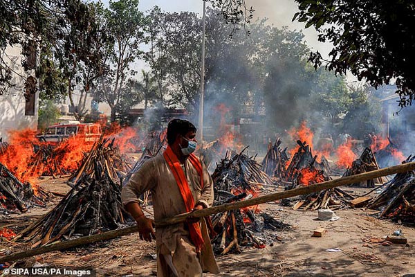 فاجعه انسانی در هند / صف سوزاندن جنازه طویلتر شد (تصاویر) فاجعه انسانی در هند / صف سوزاندن جنازه طویلتر شد (تصاویر)