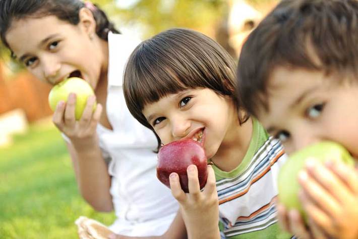 فرزندتان را به خوردن میوه تشویق کنید