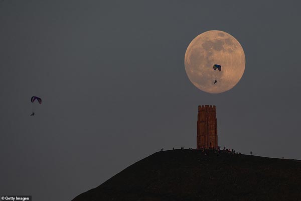 اَبَرماه باز هم آمد (گزارش تصویری) اَبَرماه باز هم آمد (گزارش تصویری)