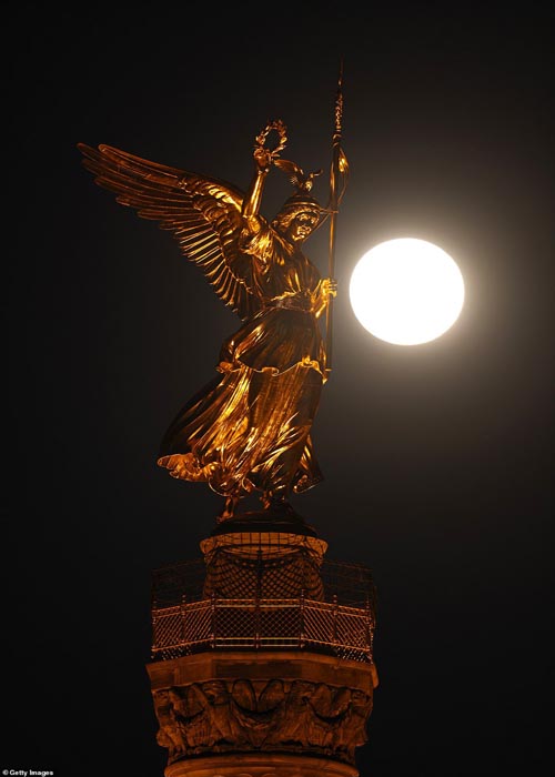 اَبَرماه باز هم آمد (گزارش تصویری) اَبَرماه باز هم آمد (گزارش تصویری)