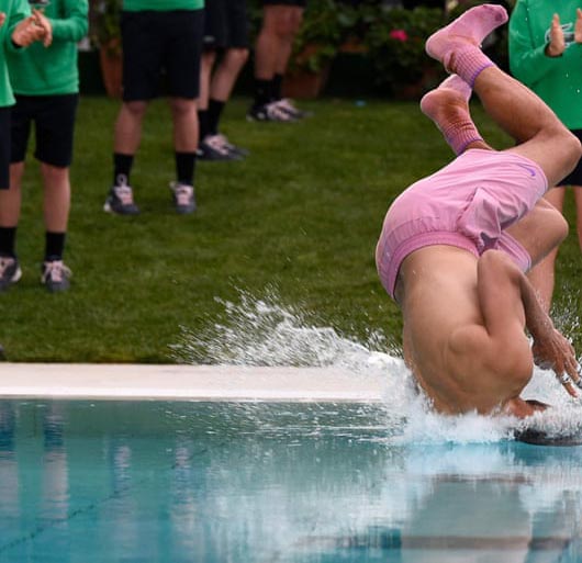 صف سوزاندن جنازه هنوز شلوغ است / اخراج به صورت دست بسته (گزارش تصویری) صف سوزاندن جنازه هنوز شلوغ است / اخراج به صورت دست بسته (گزارش تصویری)