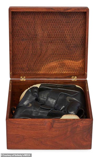 کفش های این خواننده مشهور یک میلیون و 800 هزار دلار به فروش رفت (عکس)