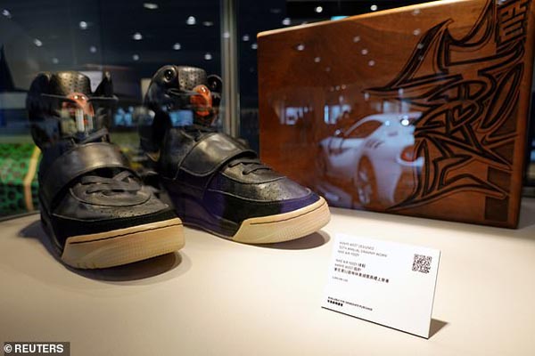 کفش های این خواننده مشهور یک میلیون و 800 هزار دلار به فروش رفت (عکس)