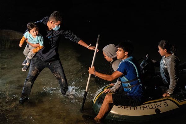 واکسینه سالمندان در خرابه های شهر / اعتصاب علیه قانون جدید مالیات (گزارش تصویری)