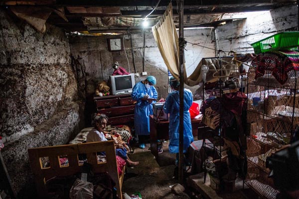 واکسینه سالمندان در خرابه های شهر / اعتصاب علیه قانون جدید مالیات (گزارش تصویری)